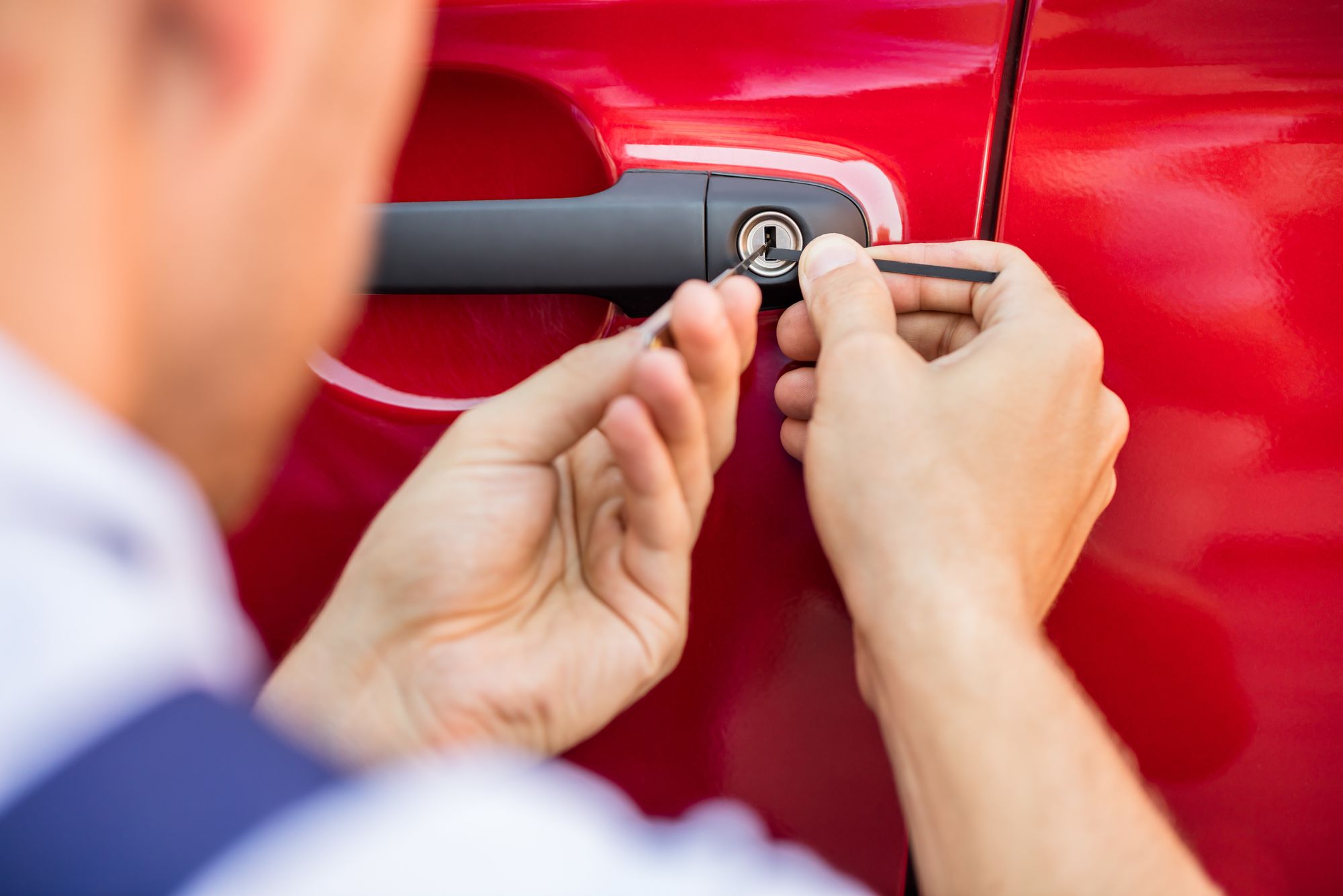 Öffnung einer Autotür durch einen Fachmann