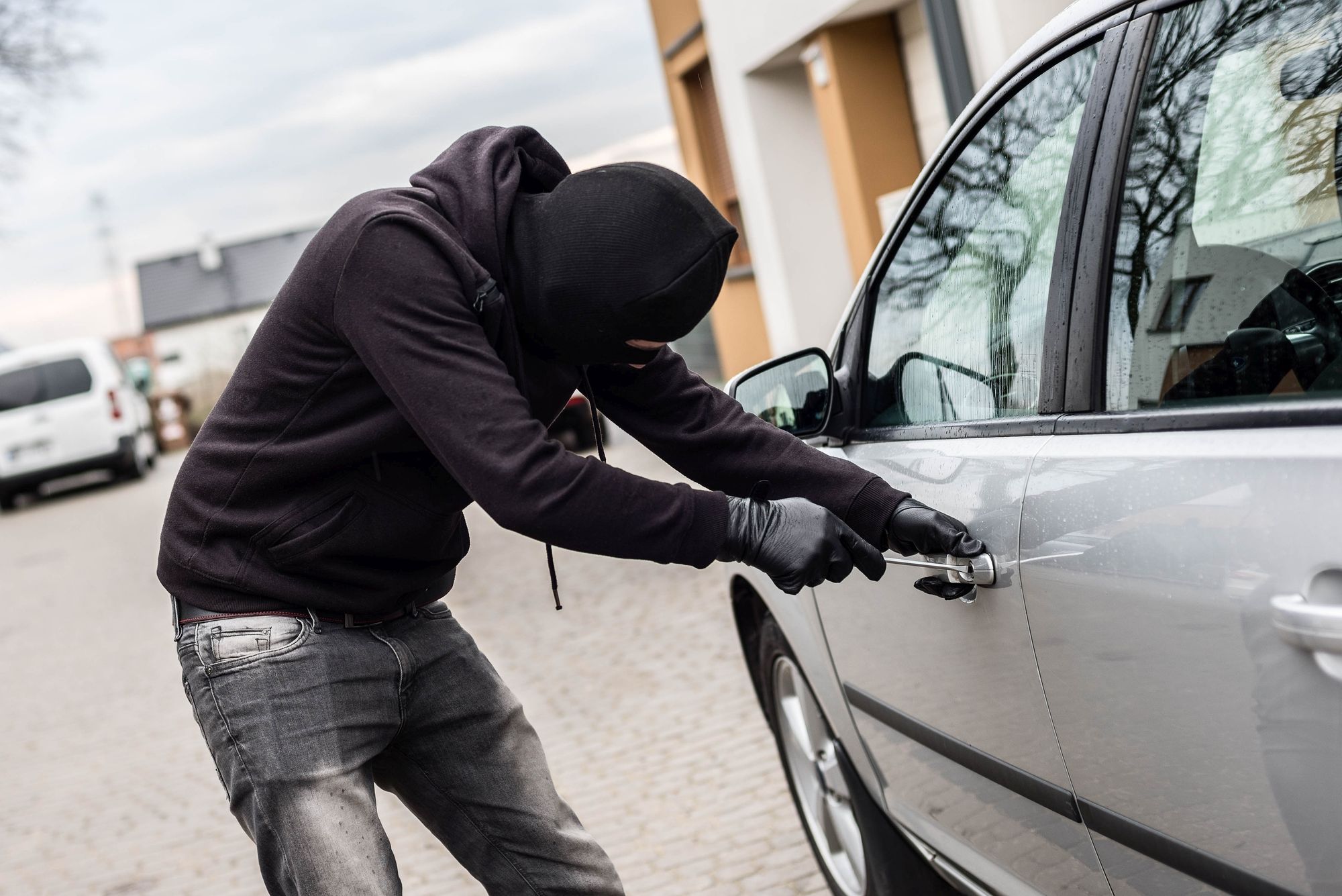 Maskierter Autodieb knackt Auto