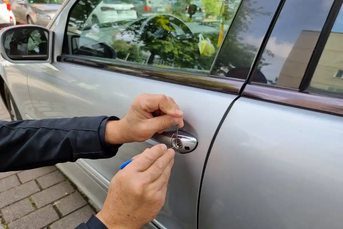 Professionelle Öffnung einer Autotür