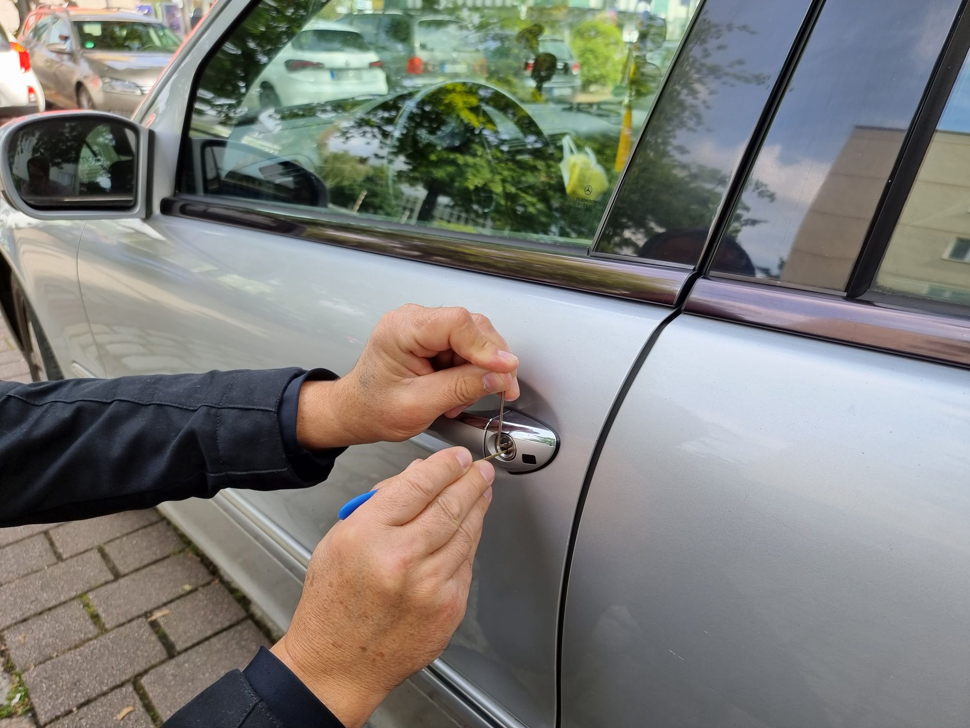 Professionelle Öffnung einer Autotür