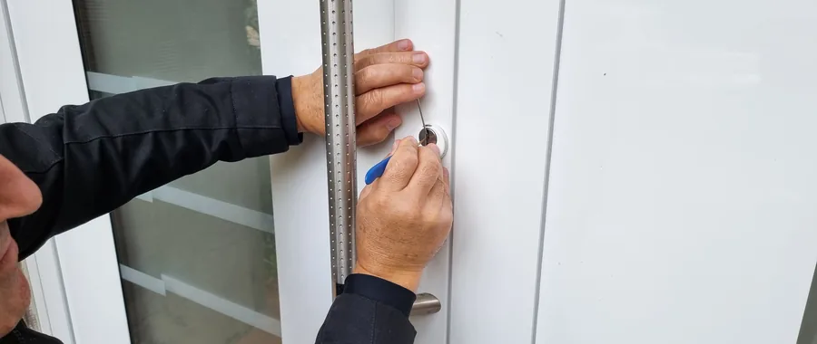 Monteur des Schlüsselfuchs am Schloss einer hellen Haustür