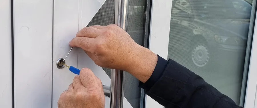 Zerstörungsfreie Türöffnung an einer Hauseingangstür