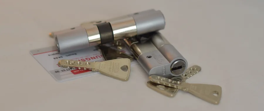 Sicherheitszylinder mit Sicherungskarte und Schlüsseln