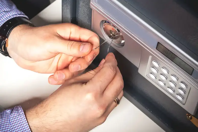 Fachgerechte Öffnung eines Tresors